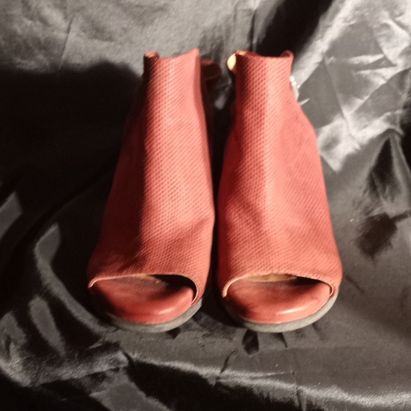 Final Sale GENTLE SOLES Red Perforated Nubuck Open-toe Block Heeled Bootie - Picture 6 of 6